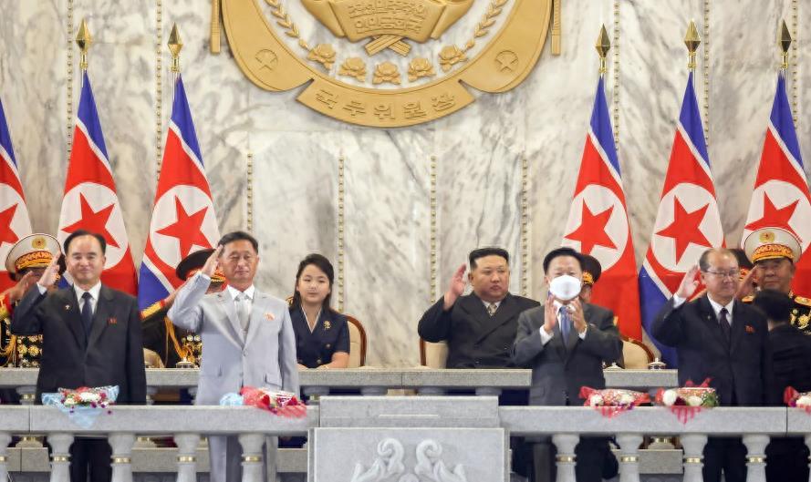 他在阅兵现场留下不能露面的照片